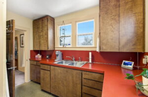 19 web or mls 830 Saginaw St S